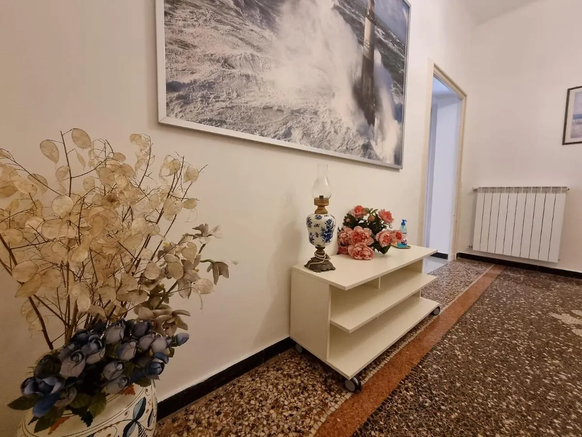 Wow Home 2 - 175 Mq - Posteggio Privato - Davanti Porto Traghetti - Fino A 10 Posti Letto - Balcone Genoa 0*,  Italy