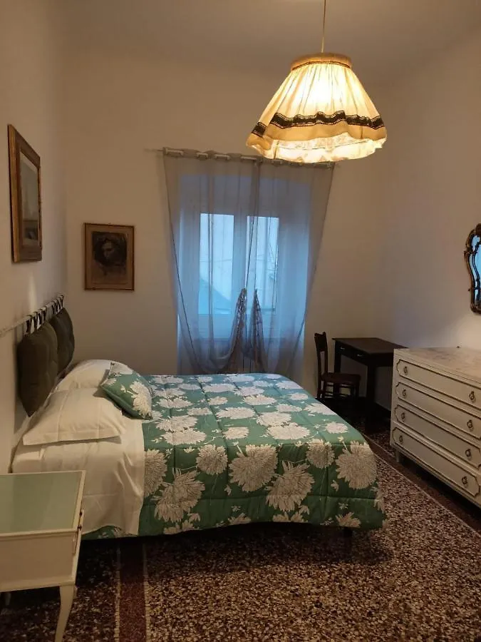 Wow Home 2 - 175 Mq - Posteggio Privato - Davanti Porto Traghetti - Fino A 10 Posti Letto - Balcone Genoa Italy