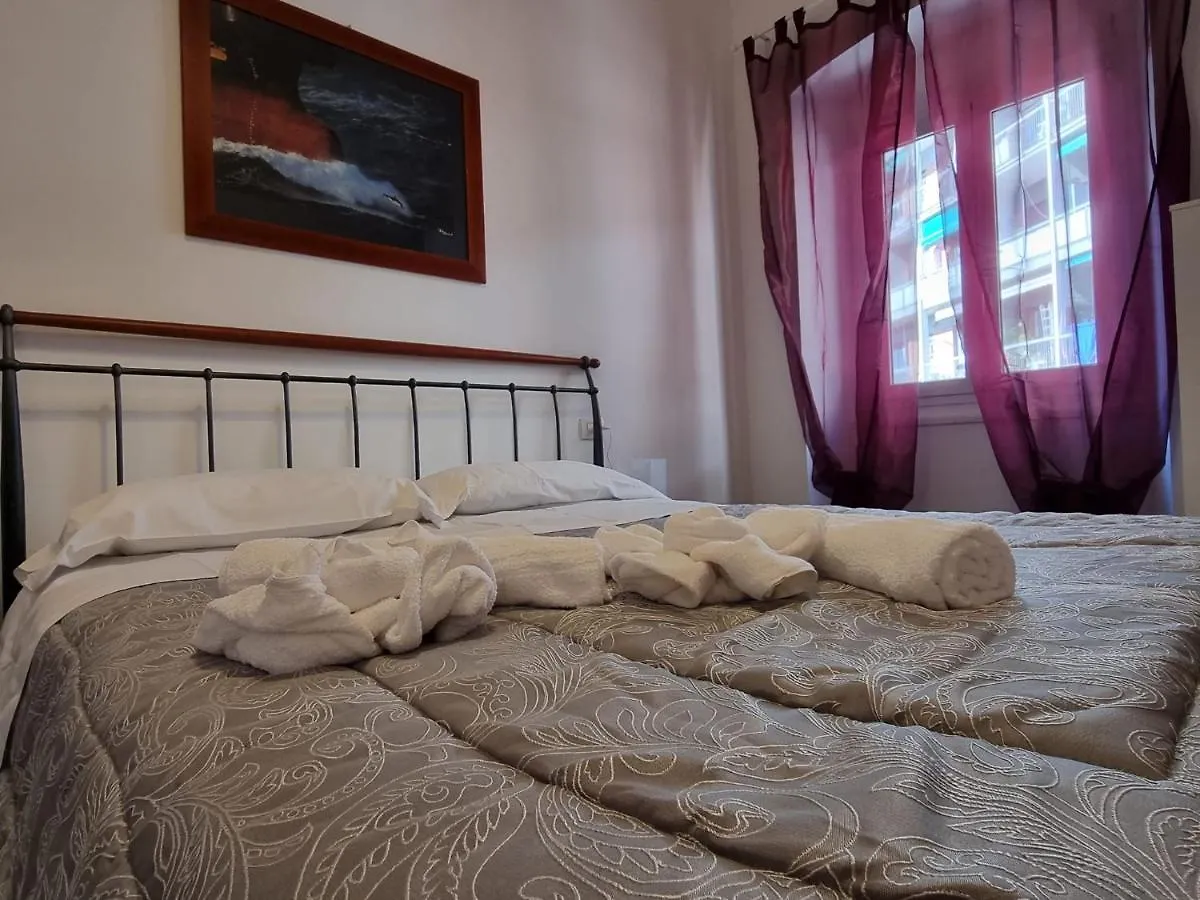 Wow Home 2 - 175 Mq - Posteggio Privato - Davanti Porto Traghetti - Fino A 10 Posti Letto - Balcone Genoa 0*,  Italy