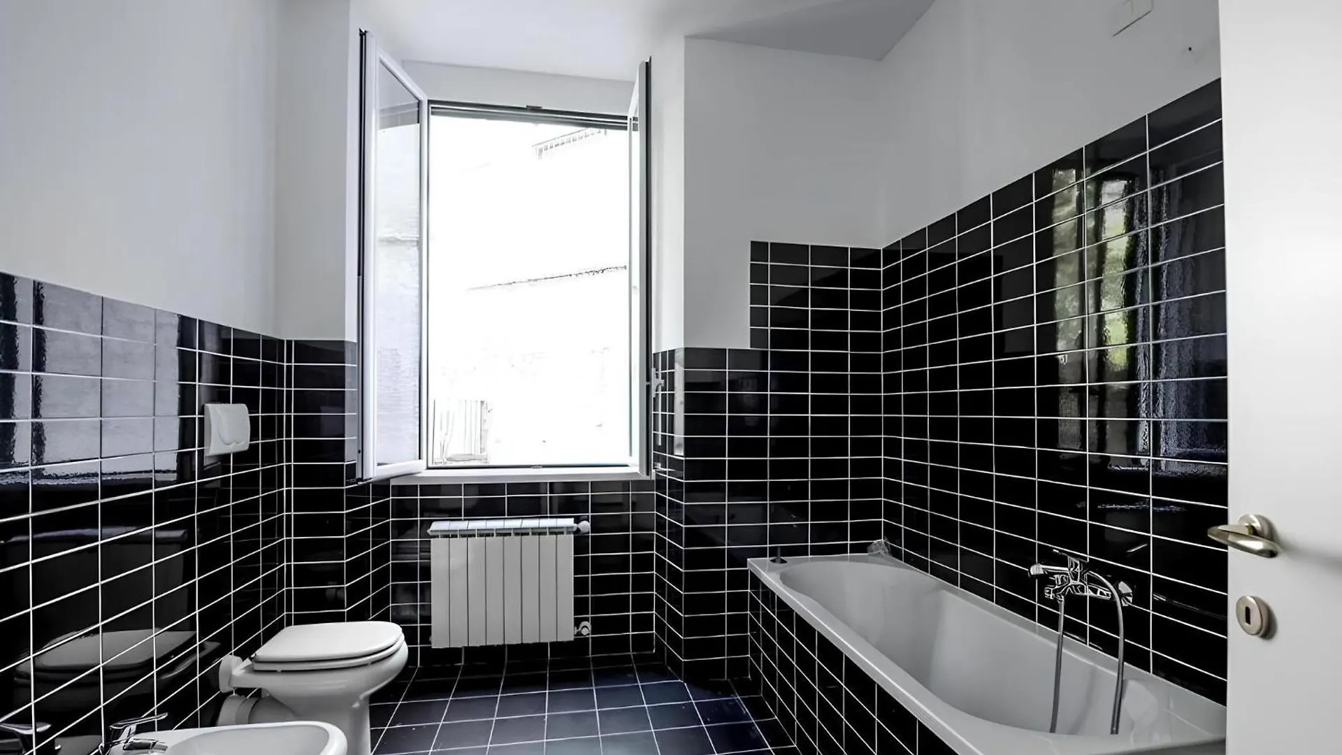 Wow Home 2 - 175 Mq - Posteggio Privato - Davanti Porto Traghetti - Fino A 10 Posti Letto - Balcone Genoa Apartment