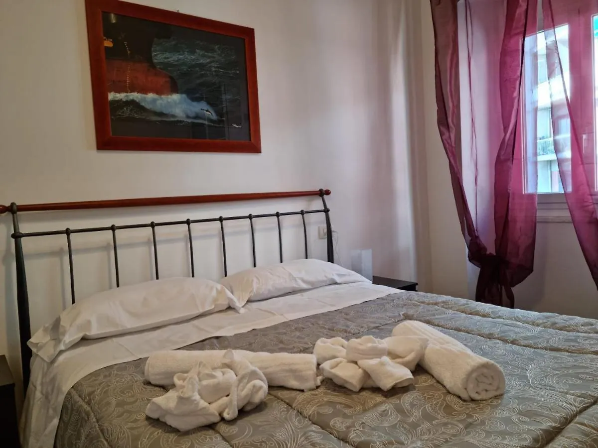 Wow Home 2 - 175 Mq - Posteggio Privato - Davanti Porto Traghetti - Fino A 10 Posti Letto - Balcone Janov